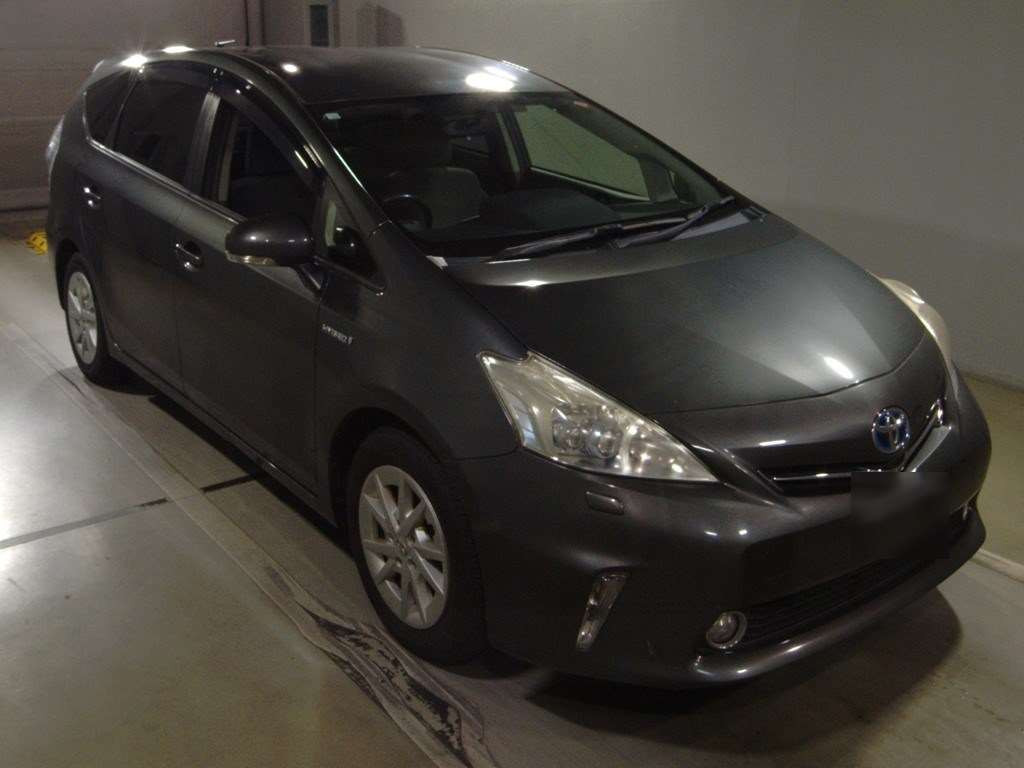 2012 Toyota Prius alpha ZVW41W[2]