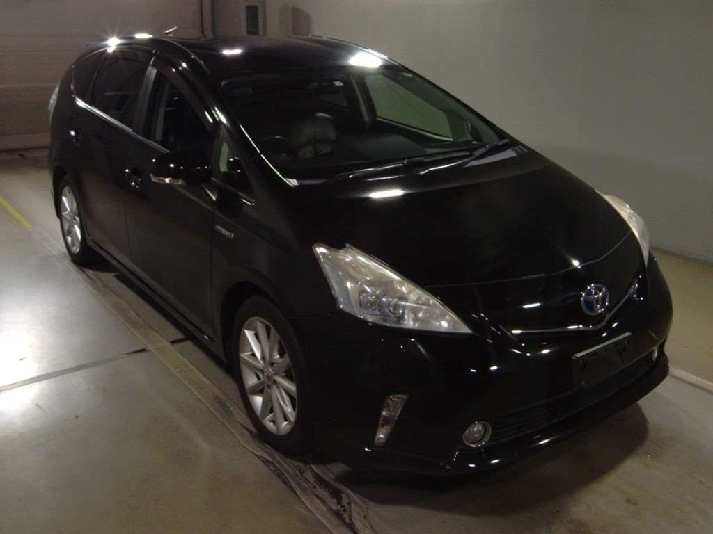 2012 Toyota Prius alpha ZVW41W[2]