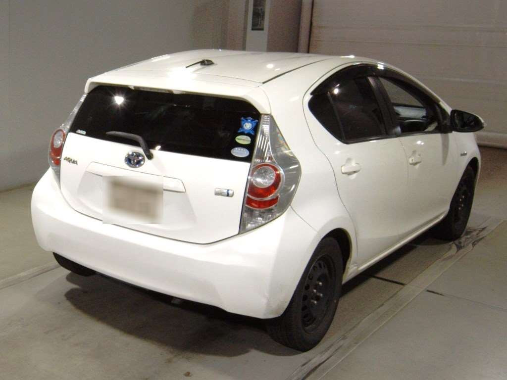 2012 Toyota Aqua NHP10[1]