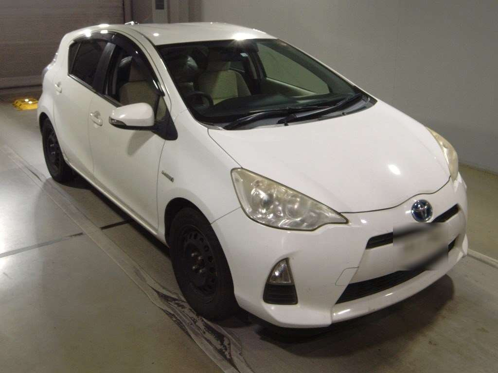 2012 Toyota Aqua NHP10[2]