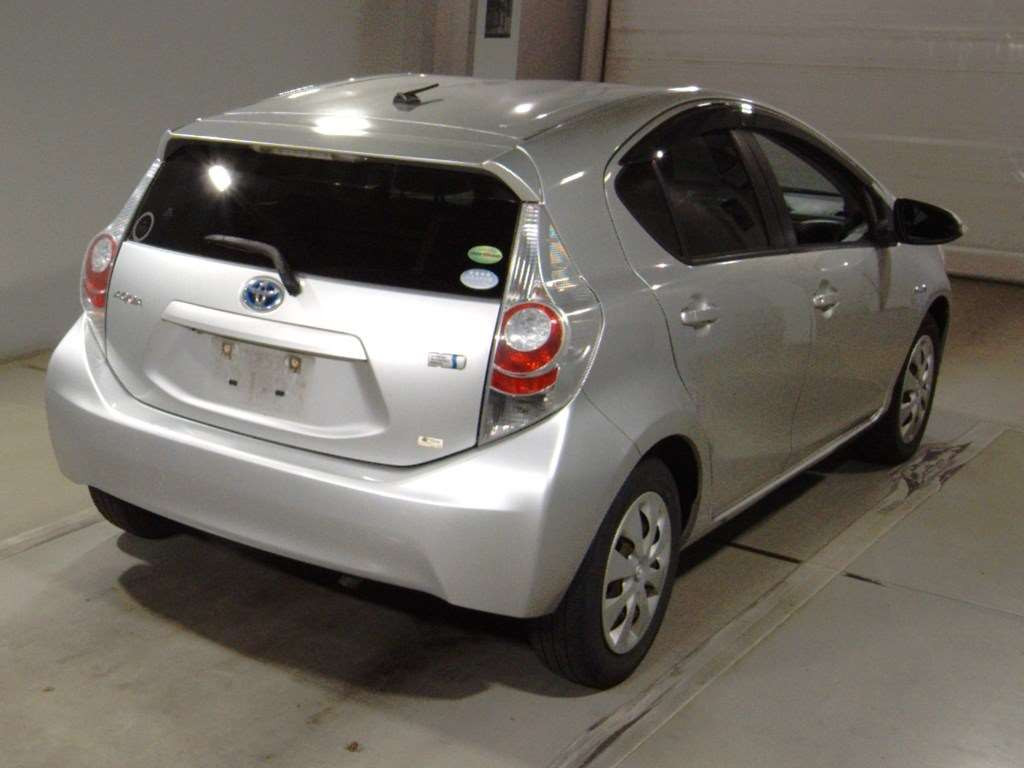 2012 Toyota Aqua NHP10[1]