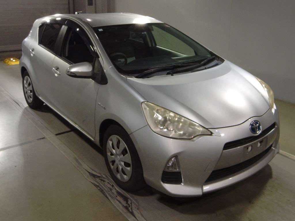 2012 Toyota Aqua NHP10[2]