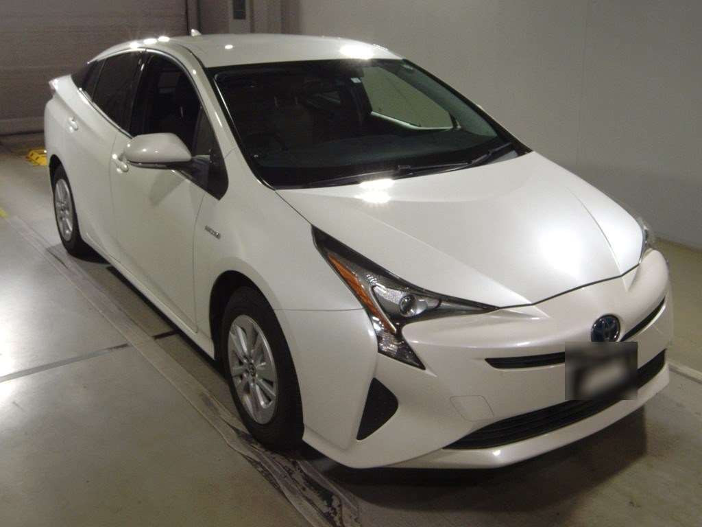 2017 Toyota Prius ZVW55[2]