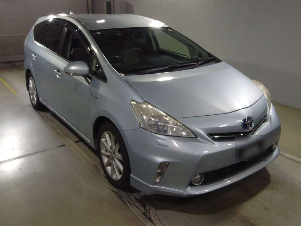 2012 Toyota Prius alpha ZVW40W[2]