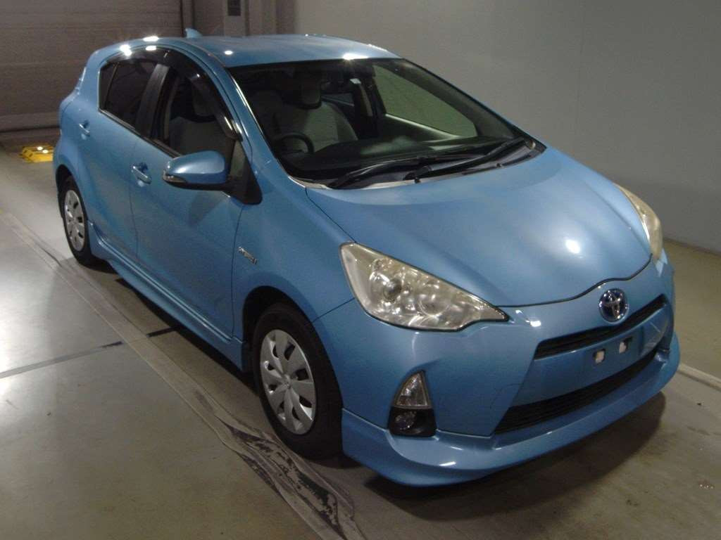 2012 Toyota Aqua NHP10[2]