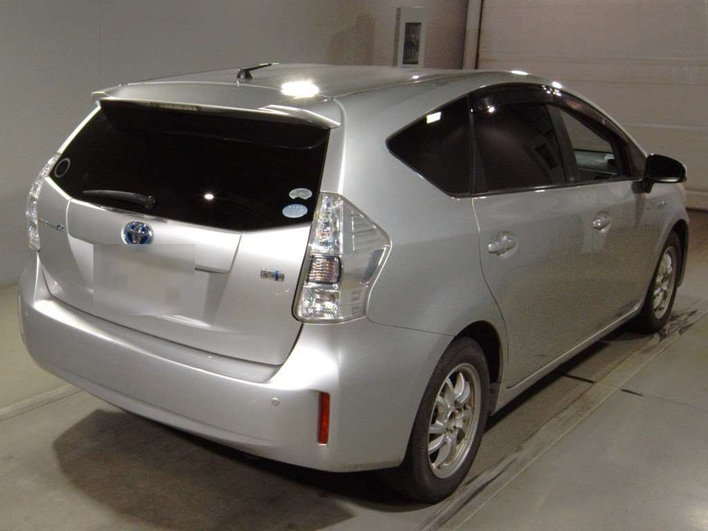 2011 Toyota Prius alpha ZVW41W[1]