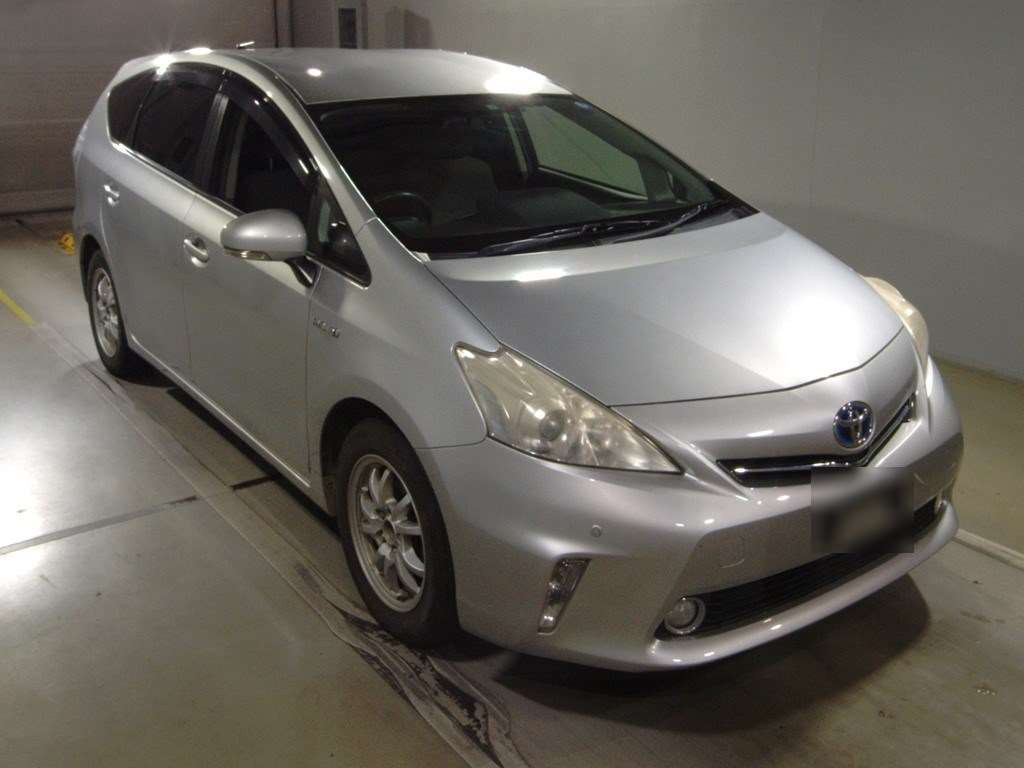 2011 Toyota Prius alpha ZVW41W[2]