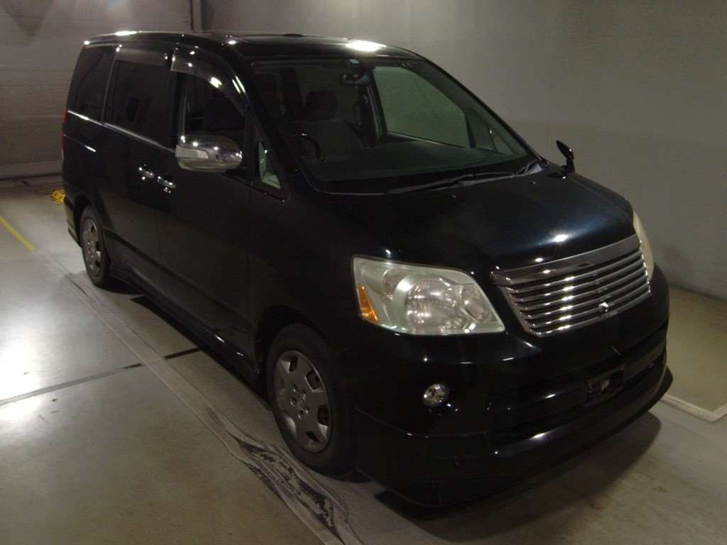 2005 Toyota Noah AZR60G[2]