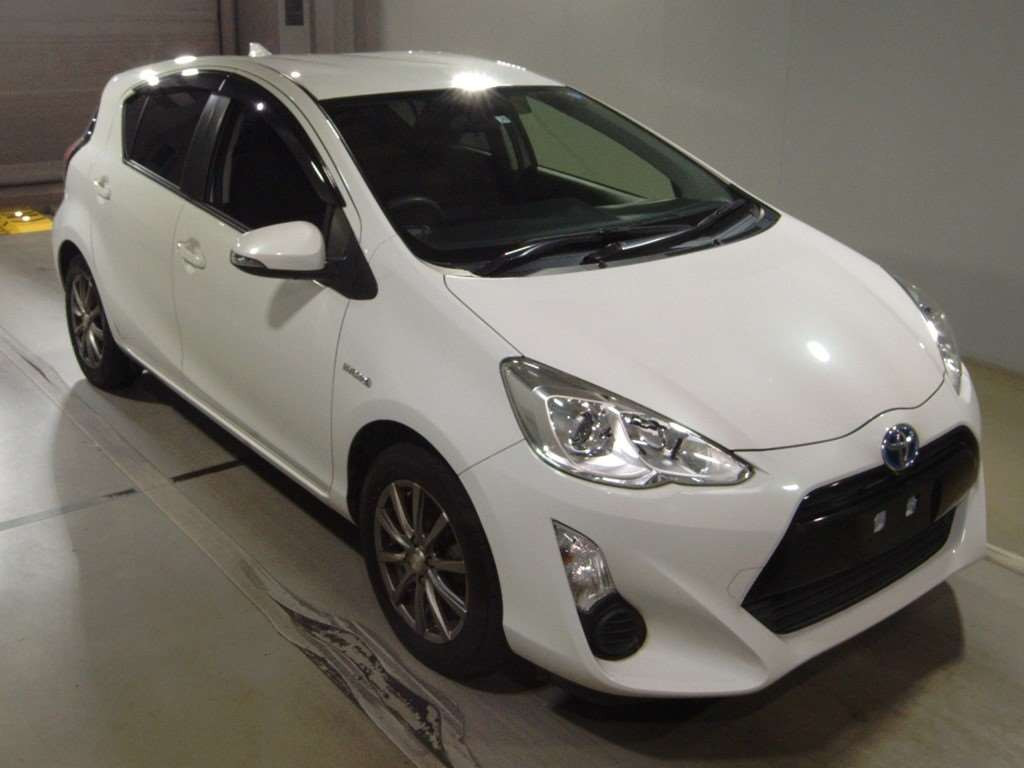 2015 Toyota Aqua NHP10[2]