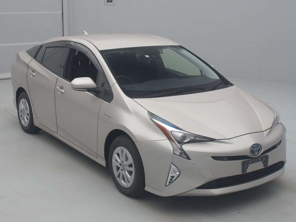 2017 Toyota Prius ZVW55[2]