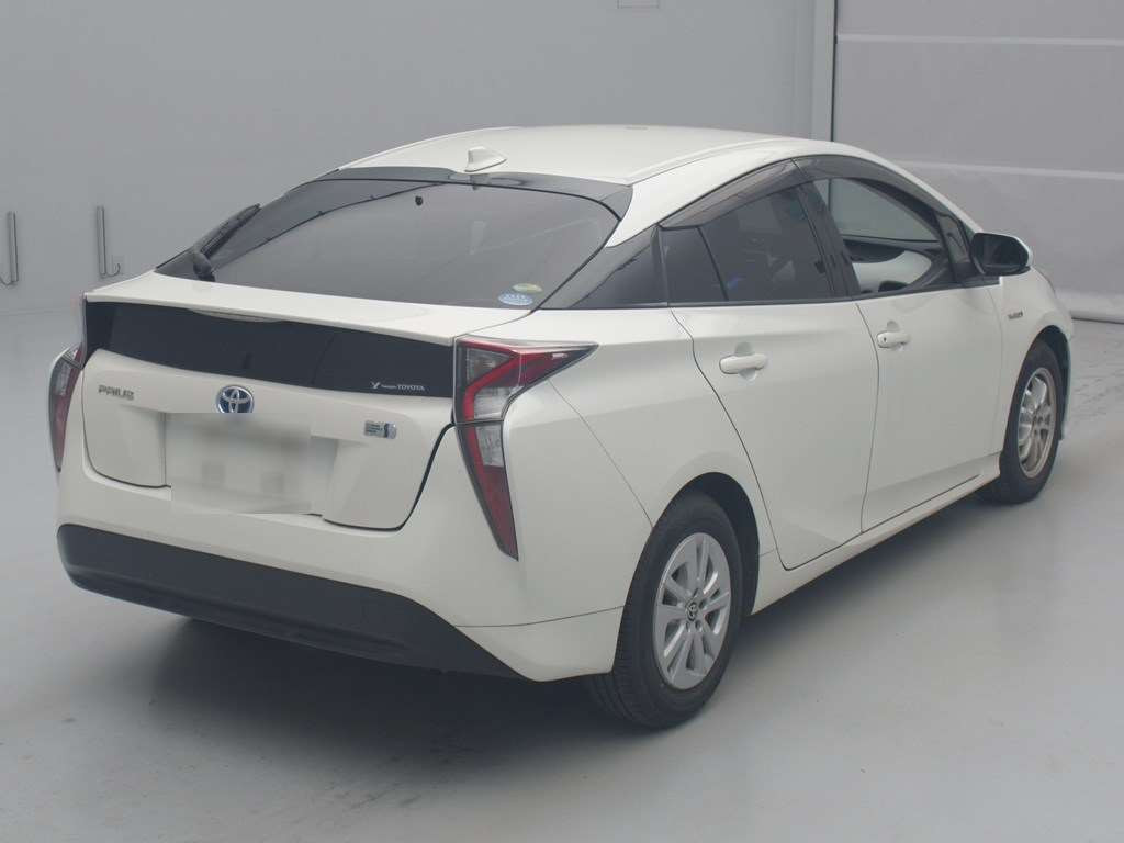 2016 Toyota Prius ZVW50[1]