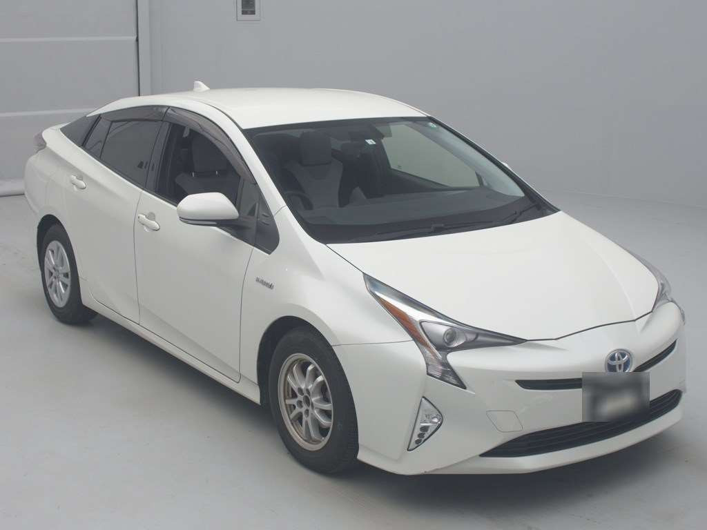 2016 Toyota Prius ZVW50[2]