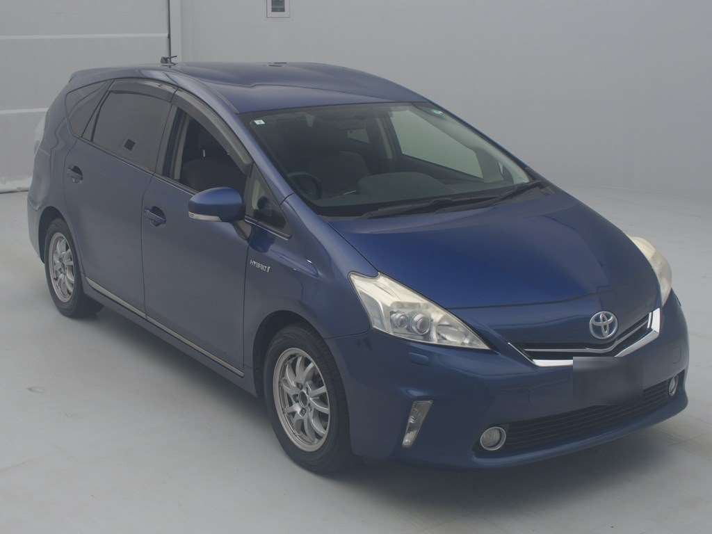 2013 Toyota Prius alpha ZVW41W[2]