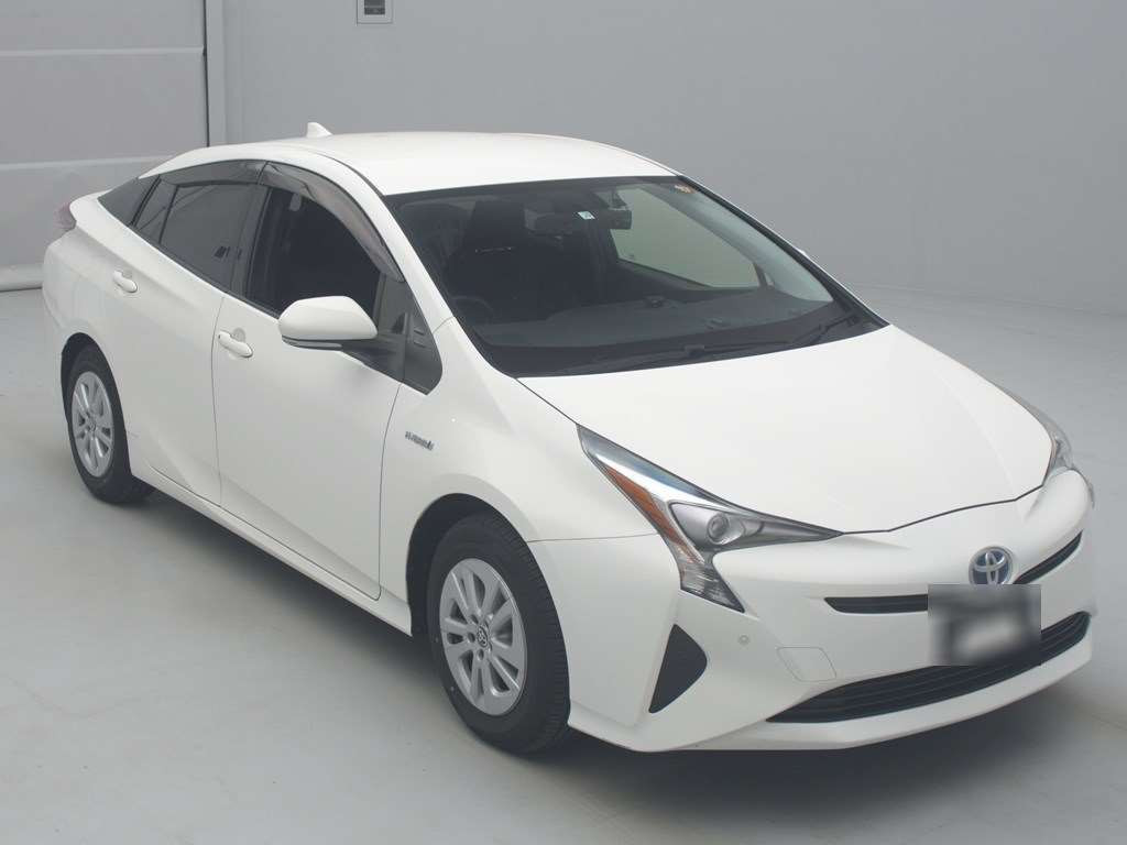 2017 Toyota Prius ZVW55[2]