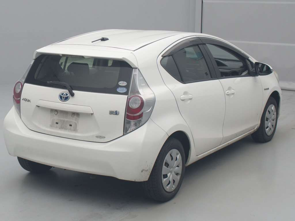 2012 Toyota Aqua NHP10[1]