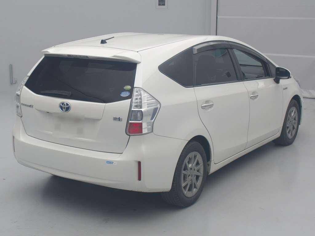 2014 Toyota Prius alpha ZVW41W[1]