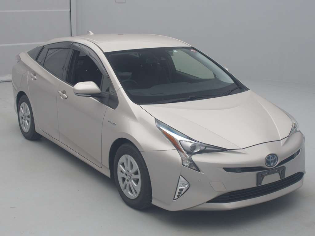 2017 Toyota Prius ZVW50[2]