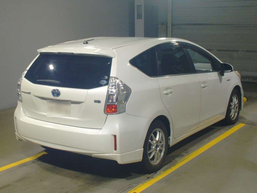 2011 Toyota Prius alpha ZVW41W[1]