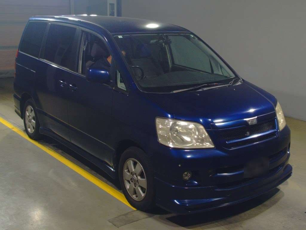 2002 Toyota Noah AZR60G[2]