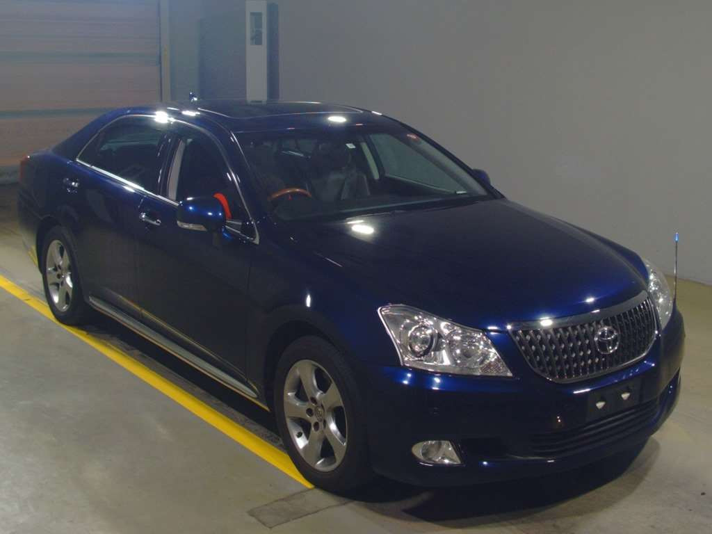 2011 Toyota Crown Majesta URS206[2]