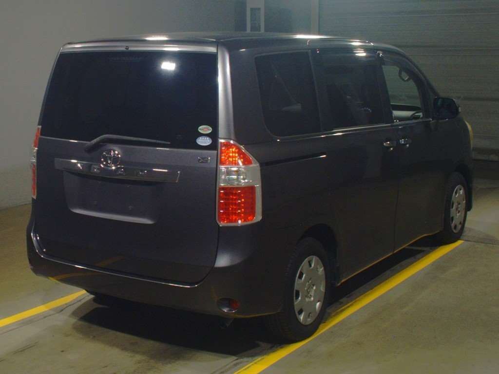 2010 Toyota Noah ZRR70G[1]