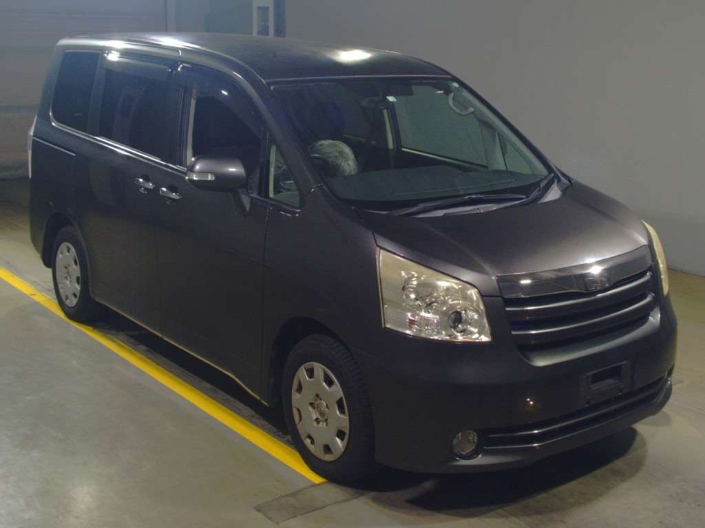 2010 Toyota Noah ZRR70G[2]