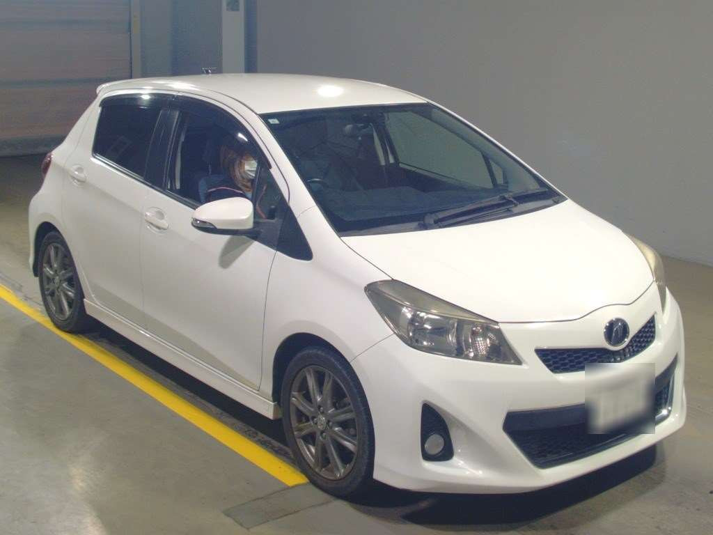 2013 Toyota Vitz NCP131[2]