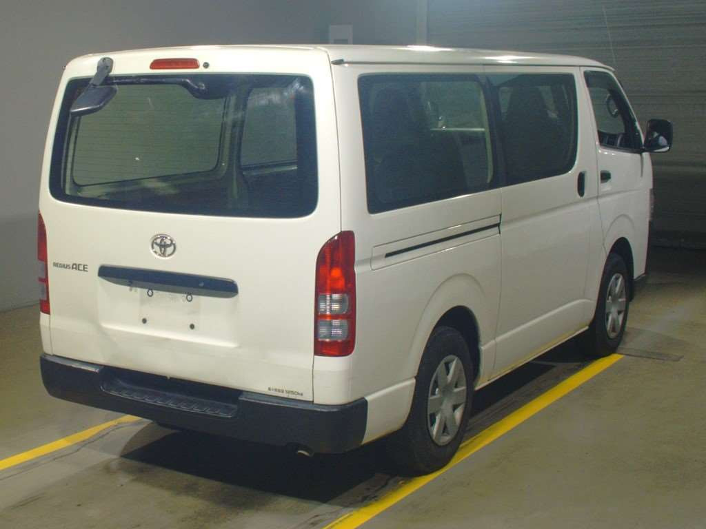 2015 Toyota Regiusace Van TRH200V[1]