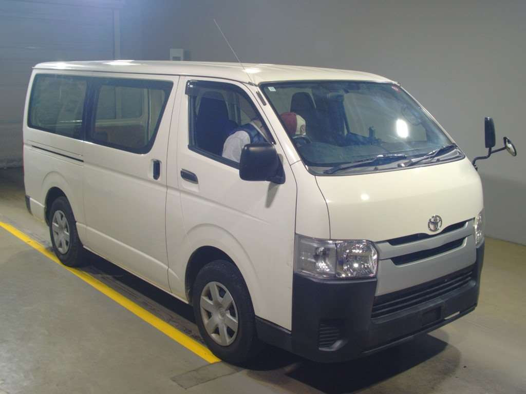 2015 Toyota Regiusace Van TRH200V[2]