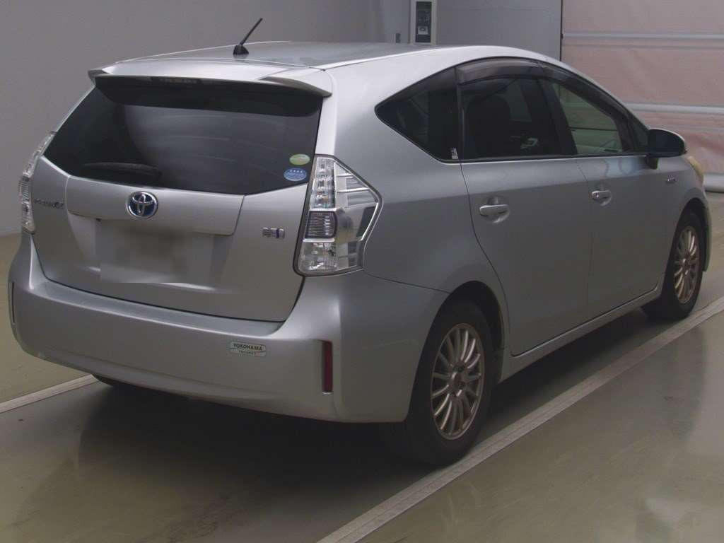 2011 Toyota Prius alpha ZVW41W[1]