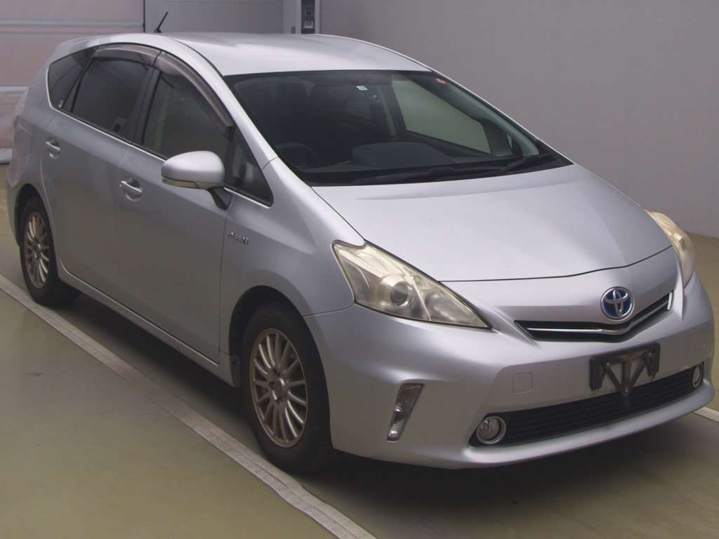 2011 Toyota Prius alpha ZVW41W[2]