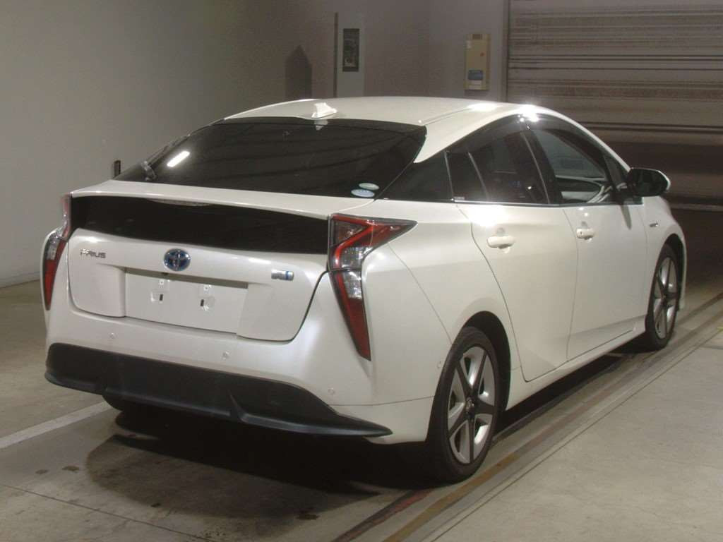 2016 Toyota Prius ZVW51[1]