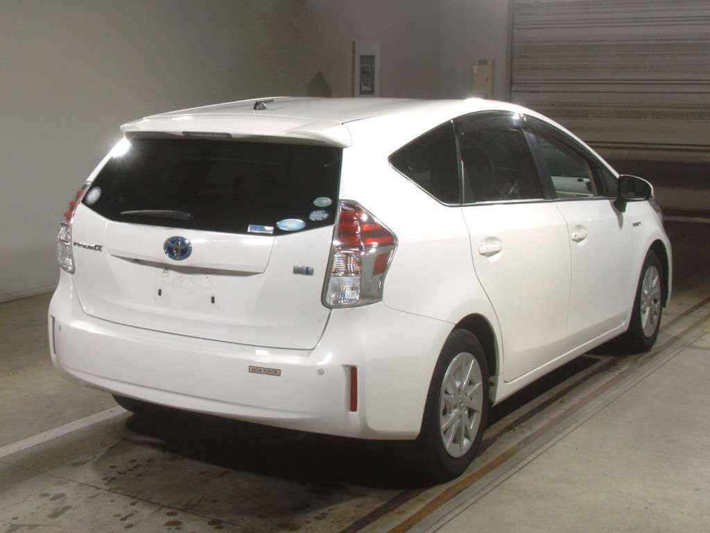 2015 Toyota Prius alpha ZVW41W[1]