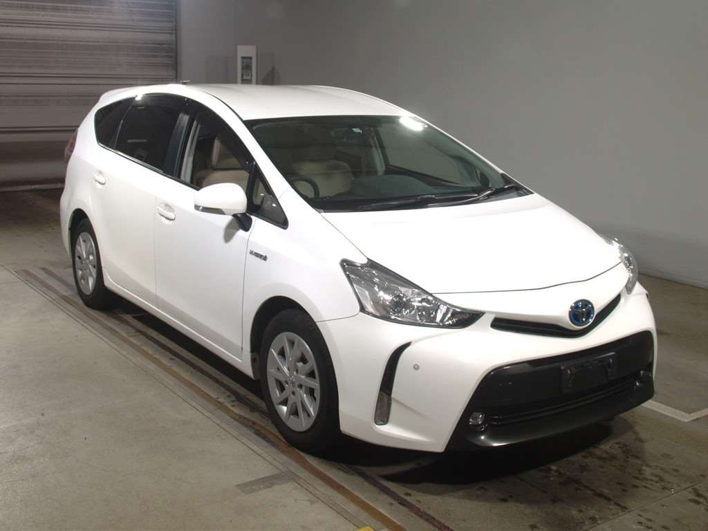 2015 Toyota Prius alpha ZVW41W[2]