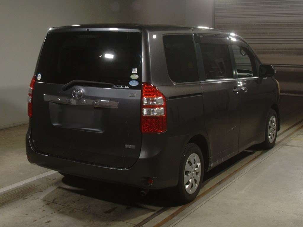 2010 Toyota Noah ZRR70G[1]