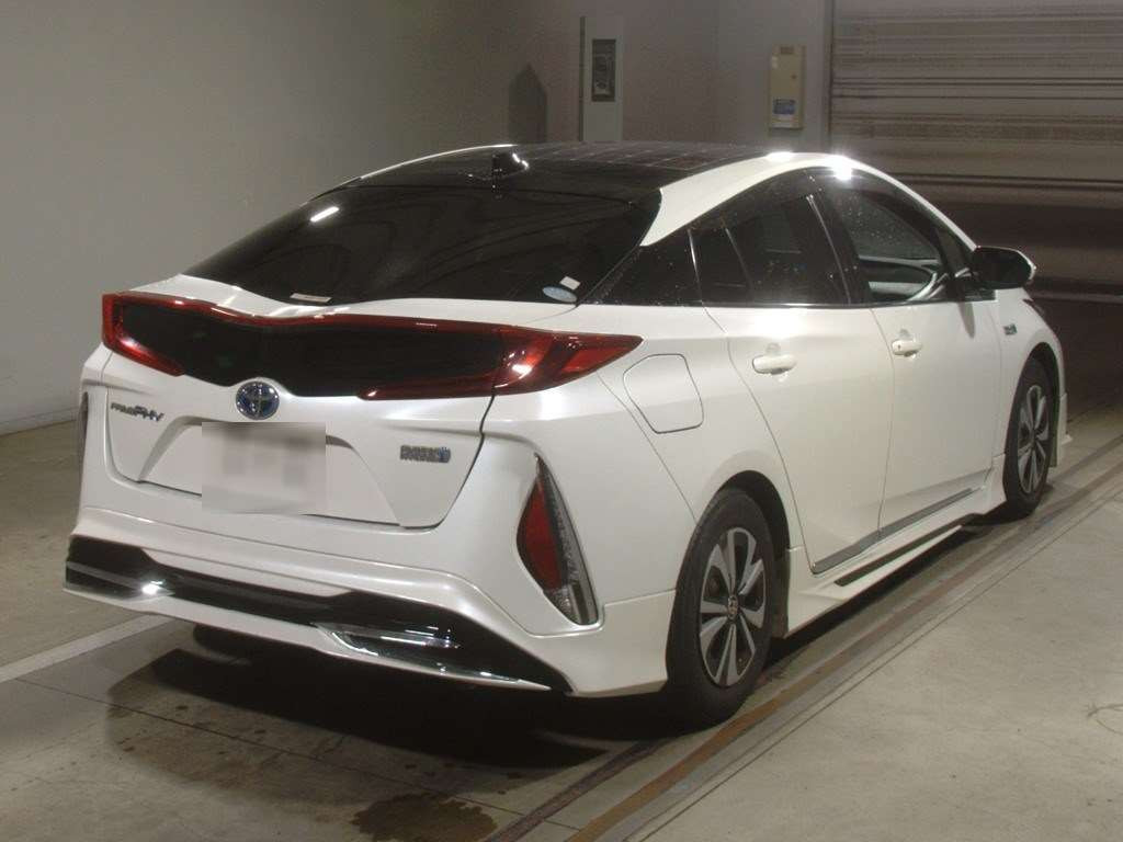 2017 Toyota Prius PHV ZVW52[1]