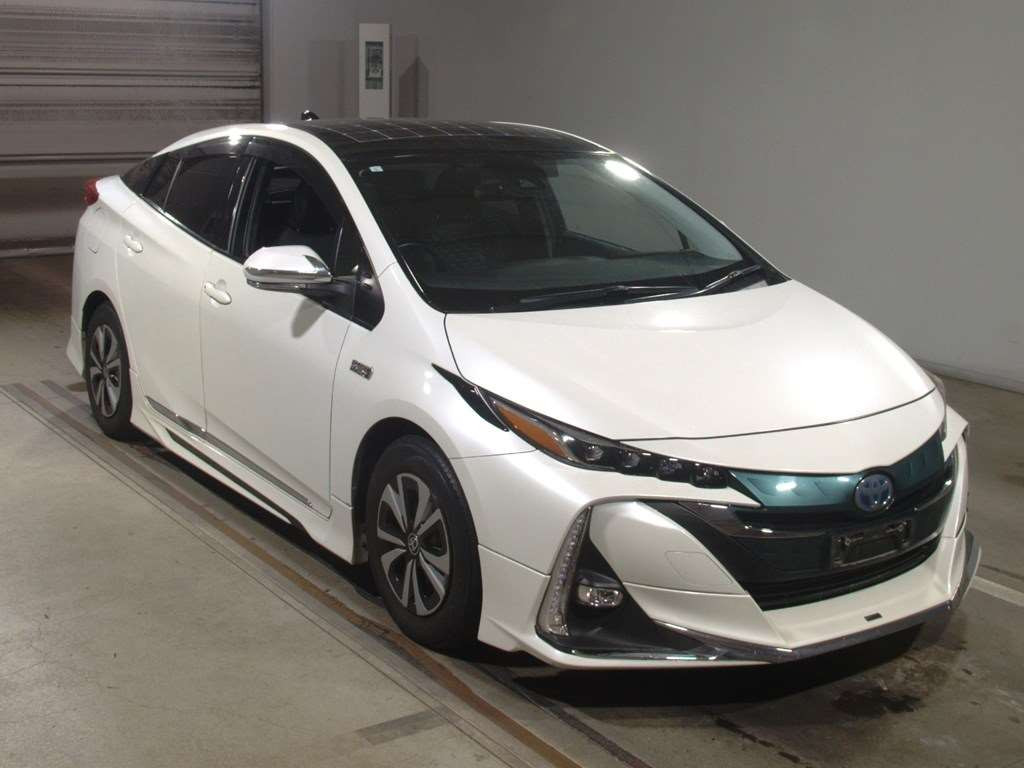 2017 Toyota Prius PHV ZVW52[2]