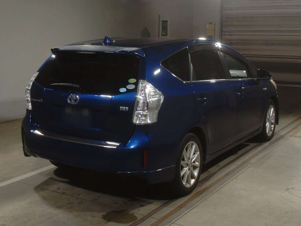 2012 Toyota Prius alpha ZVW41W[1]