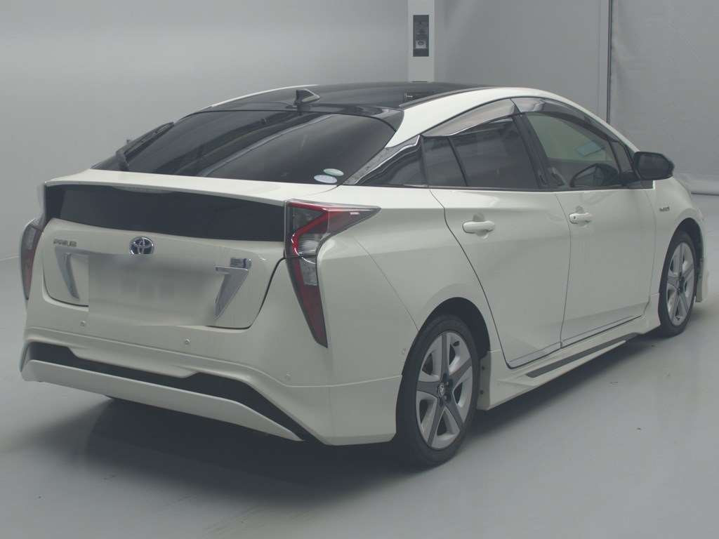 2017 Toyota Prius ZVW50[1]