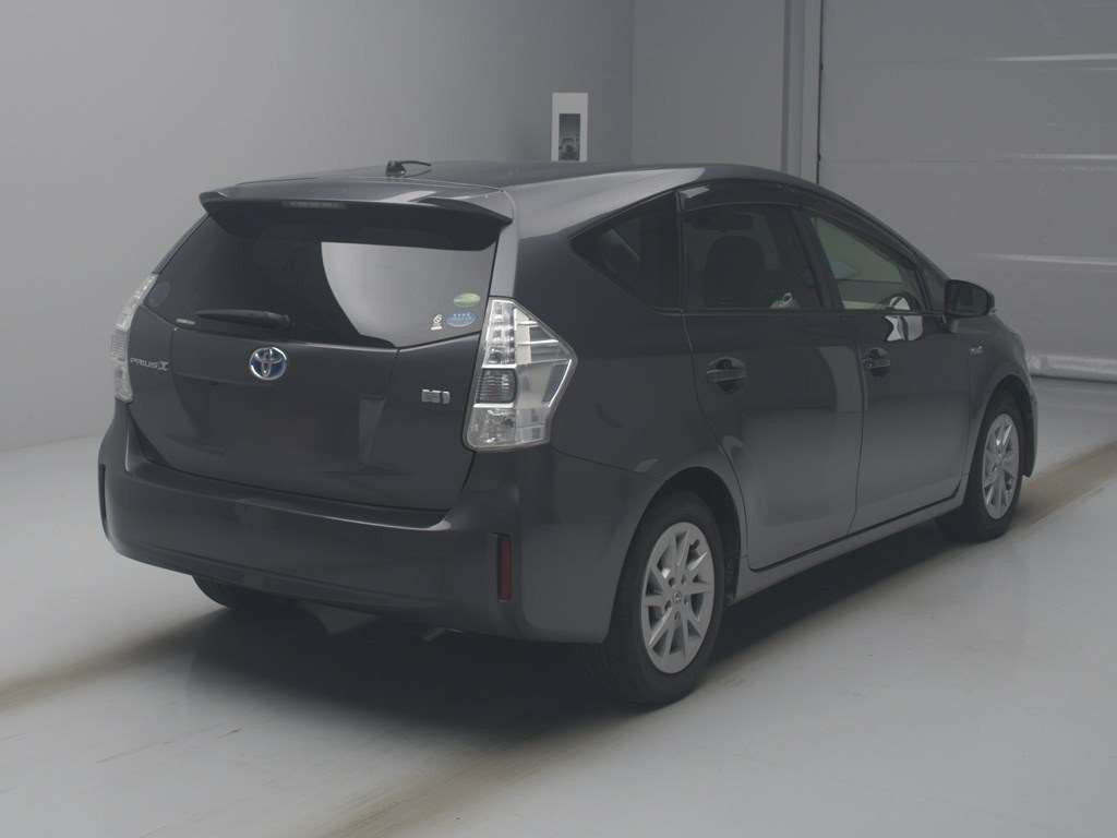 2013 Toyota Prius alpha ZVW40W[1]