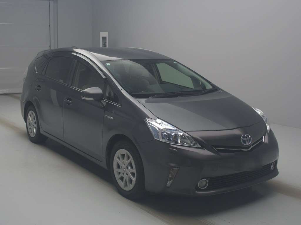 2013 Toyota Prius alpha ZVW40W[2]