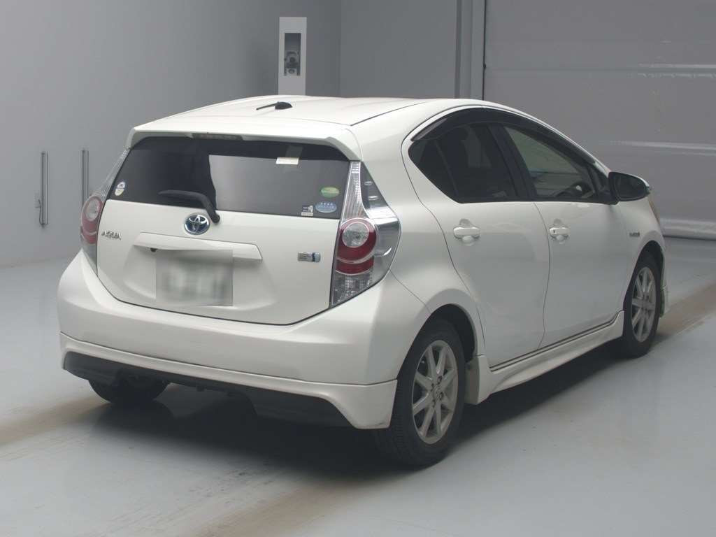 2012 Toyota Aqua NHP10[1]