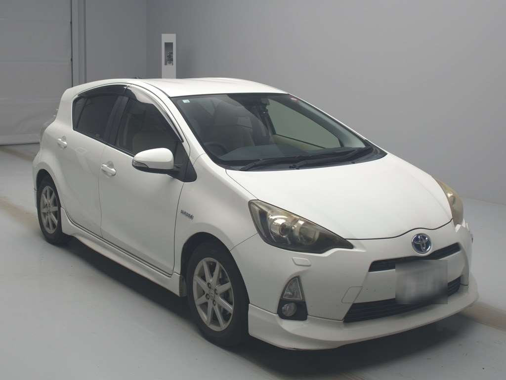 2012 Toyota Aqua NHP10[2]