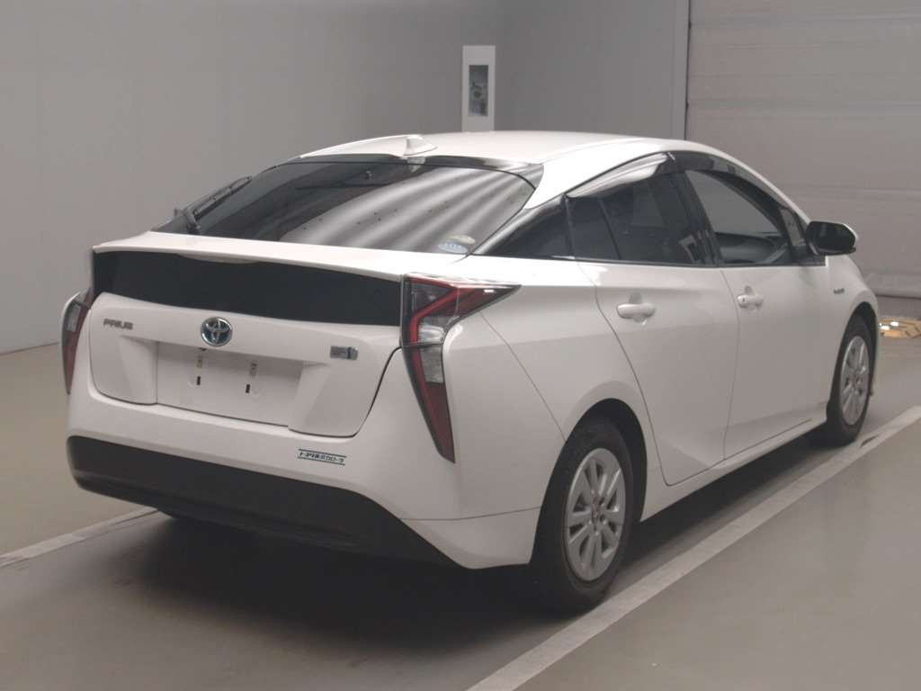 2017 Toyota Prius ZVW50[1]