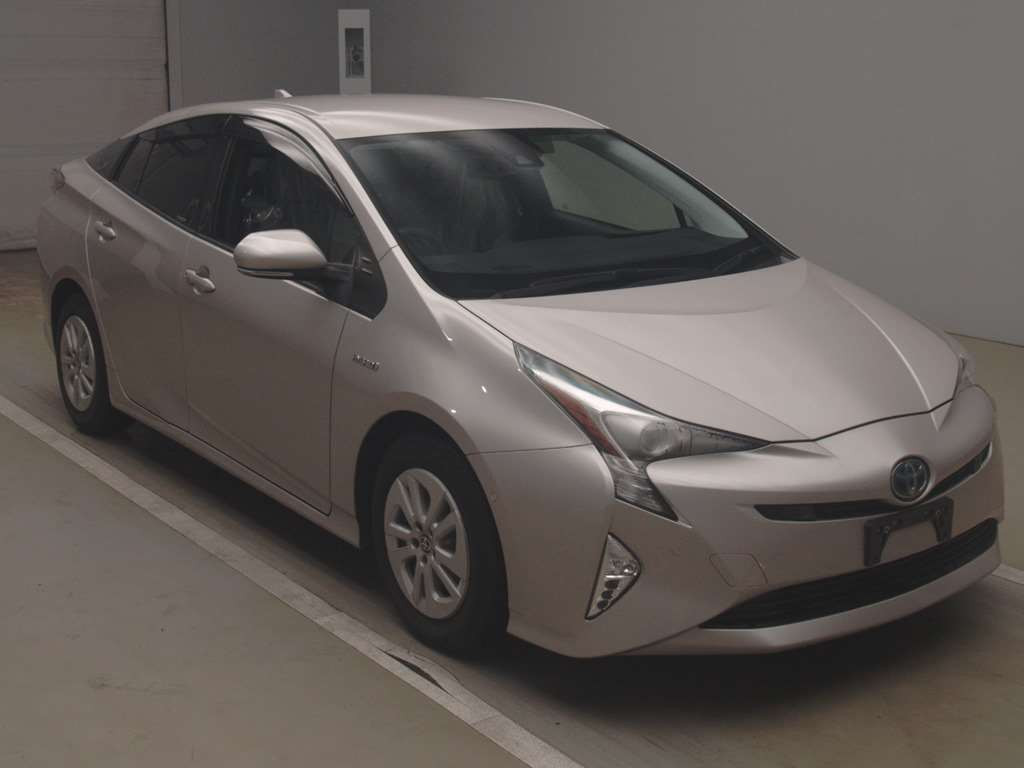 2017 Toyota Prius ZVW50[2]