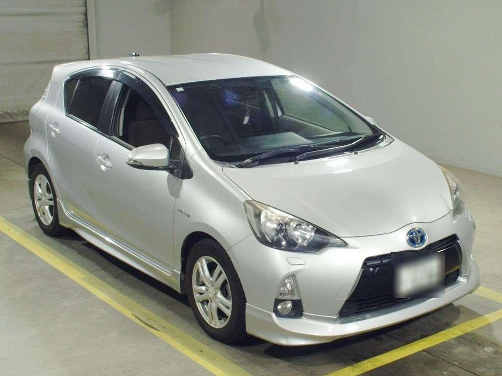 2012 Toyota Aqua NHP10[2]