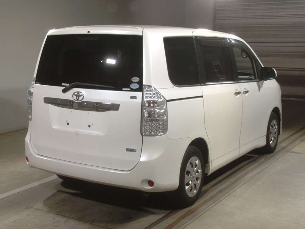 2011 Toyota Noah ZRR70G[1]