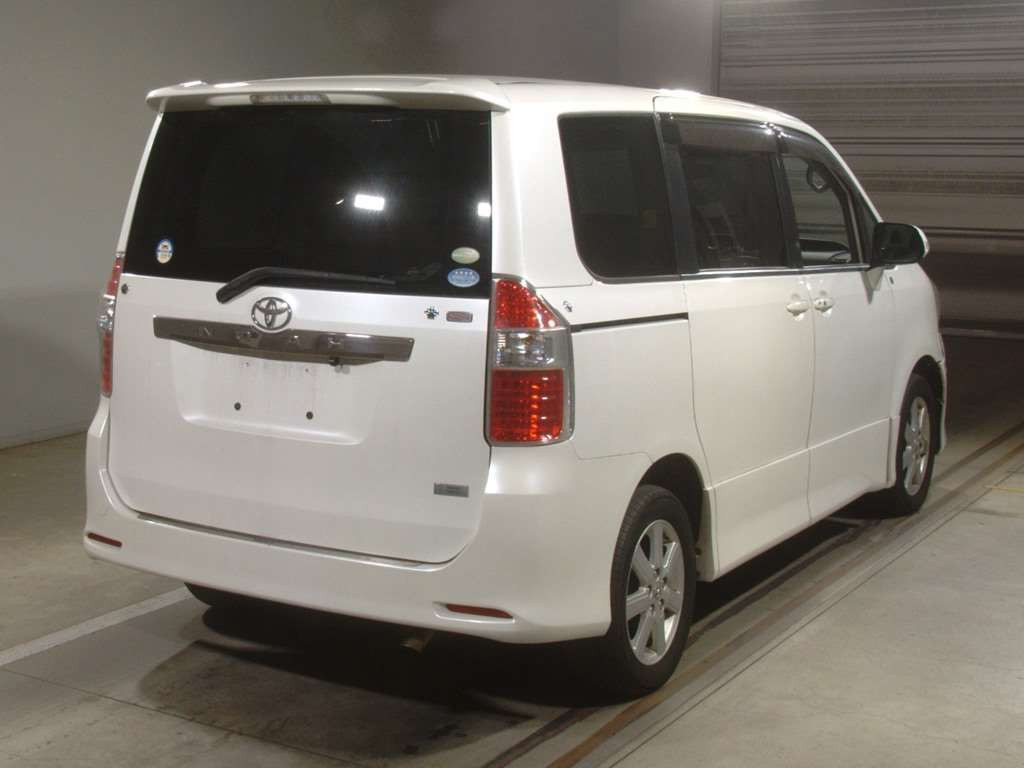 2007 Toyota Noah ZRR75W[1]