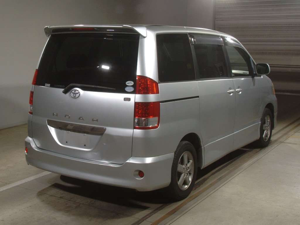 2005 Toyota Noah AZR60G[1]