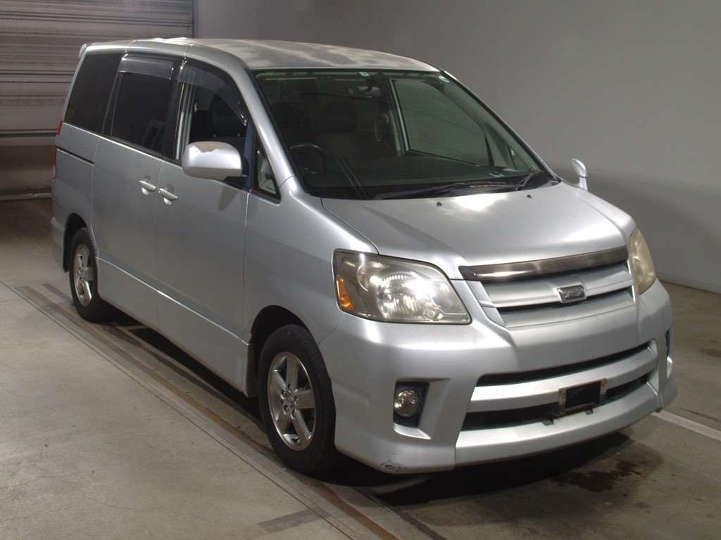 2005 Toyota Noah AZR60G[2]